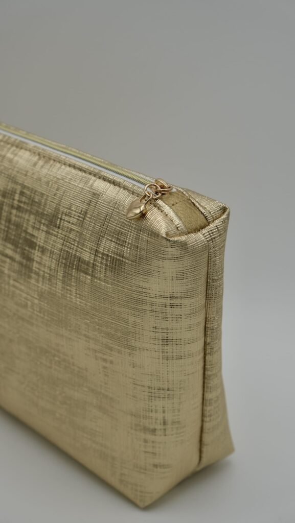 Pochette Graphique dorée simili cuir zipp fond blanc