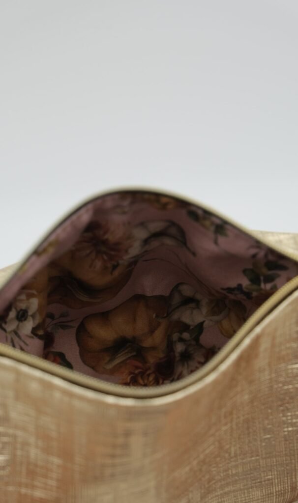 Pochette Graphique dorée simili cuir zipp fond blanc