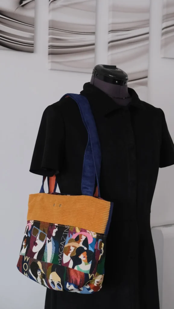 Sac Zippé modèle Bandeau Effet Suédine & Jacquard visages