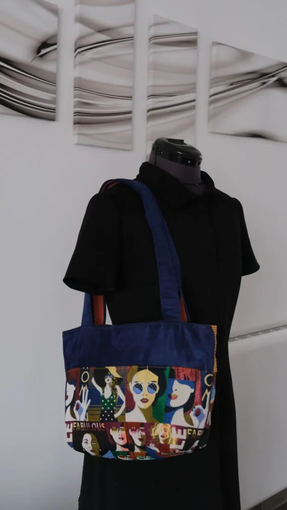 Sac Zippé modèle Bandeau Effet Suédine & Jacquard visages