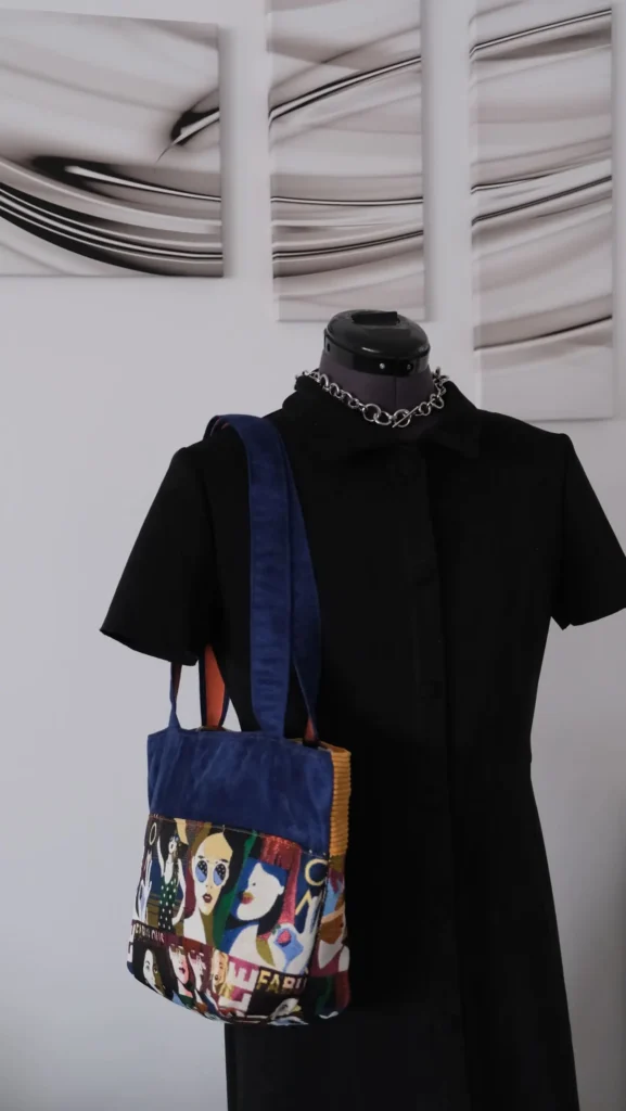 Sac Zippé modèle Bandeau Effet Suédine & Jacquard visages