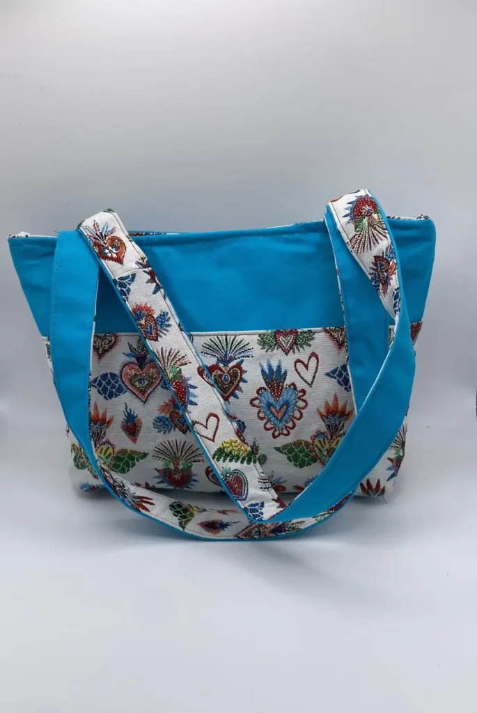 sac zippé turquoise et jacquard coeurs