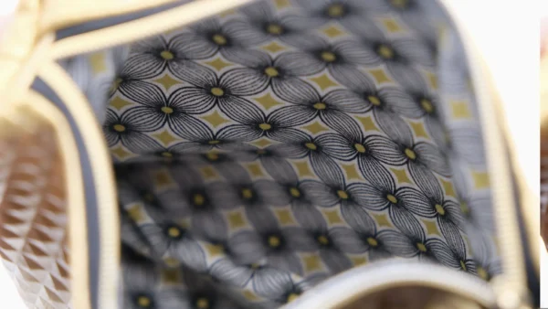 Pochette Simili Cuir Carrée Dorée – Image 5