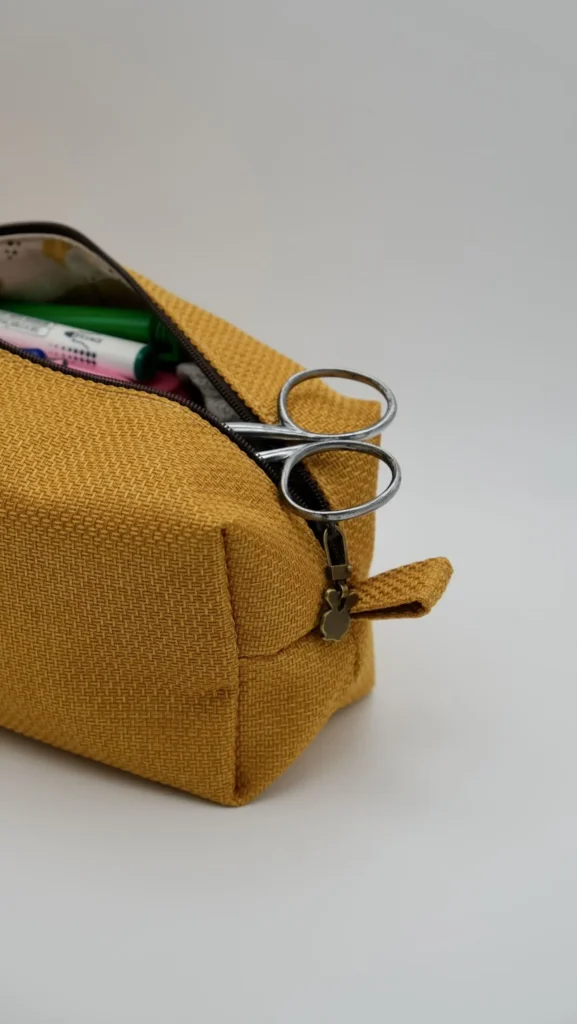 TROUSSE JAUNE STYLOS DOUBLURE TISSU ENFANT