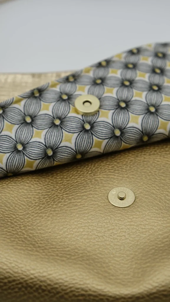Sac Rabat petit modèle en simili graphique doré