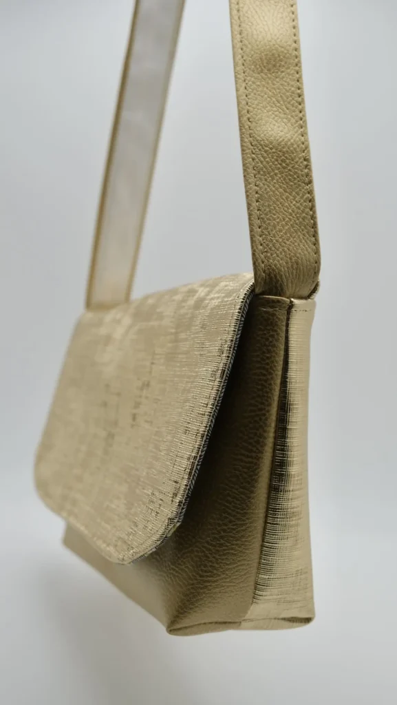 Sac Rabat petit modèle en simili graphique doré