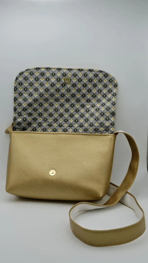 Sac Rabat petit modèle en simili graphique doré