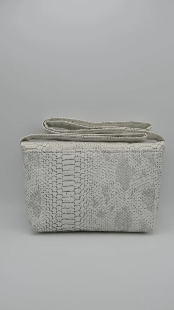 Sac Rabat petit modèle en simili cuir croco gris clair blanc
