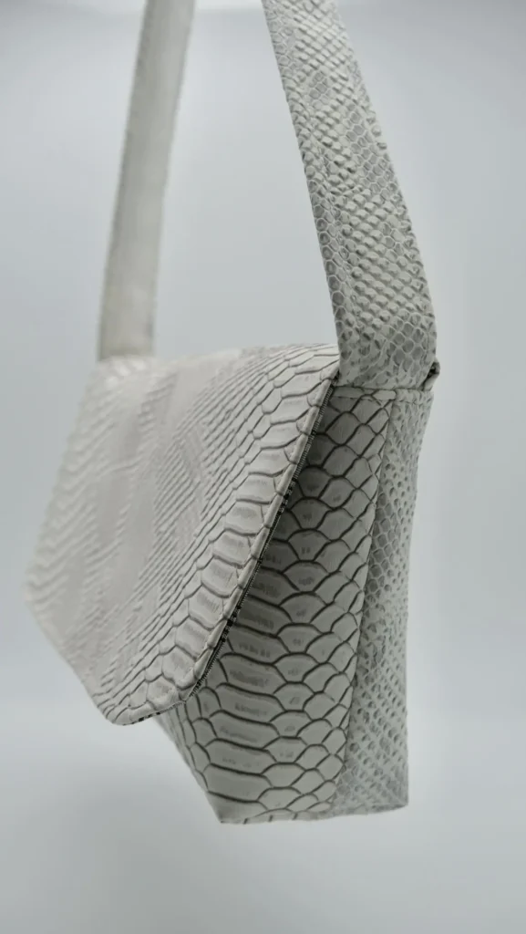 Sac Rabat petit modèle en simili cuir croco gris clair blanc