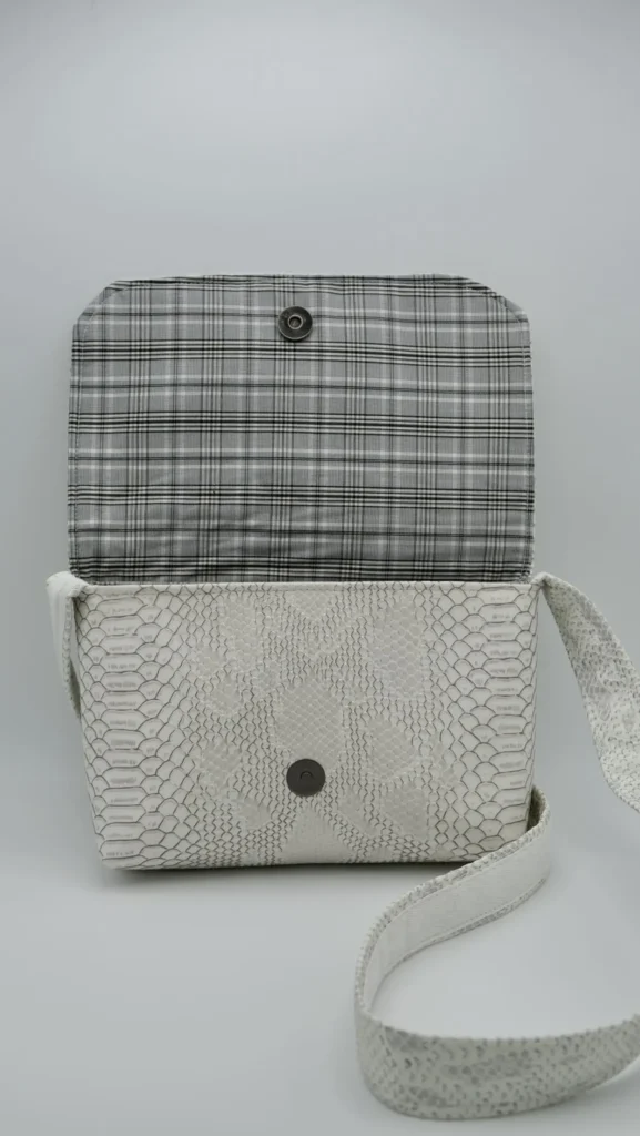 Sac Rabat petit modèle en simili cuir croco gris clair blanc