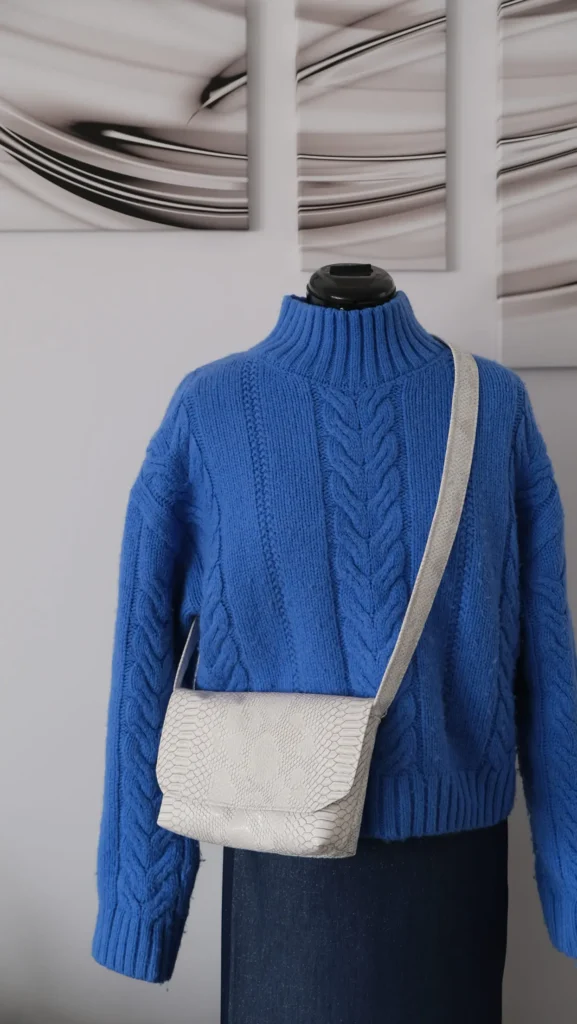 Sac Rabat petit modèle en simili cuir croco gris clair blanc