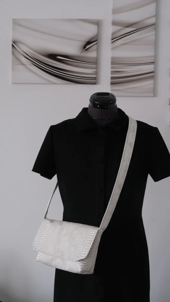 Sac Rabat petit modèle en simili cuir croco gris clair blanc