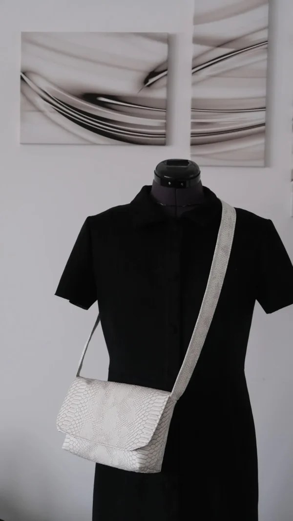 Sac Rabat petit modèle en simili cuir croco gris clair blanc – Image 10