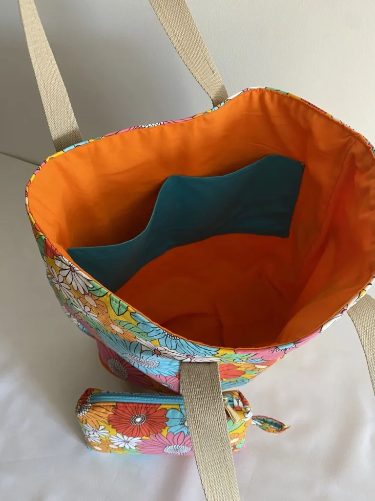 Ensemble Sac Ibiza à fleurs sur fond jaune et sa pochette assortie