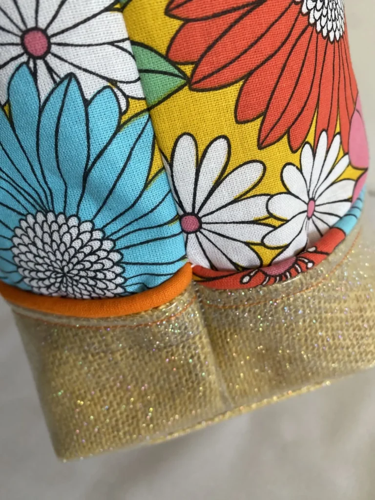 Ensemble Sac Ibiza à fleurs sur fond jaune et sa pochette assortie