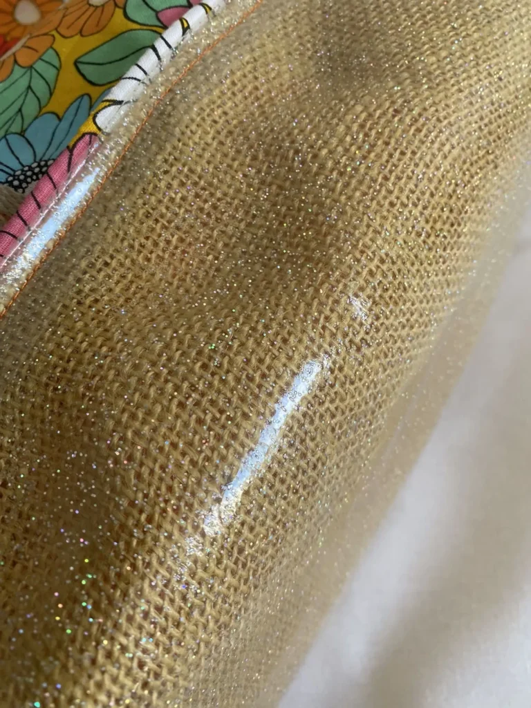Ensemble Sac Ibiza à fleurs sur fond jaune et sa pochette assortie