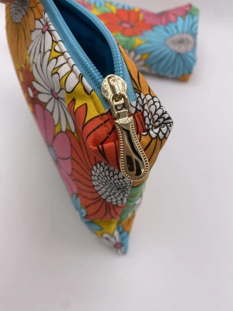 Pochette de rangement Ibiza sur fond jaune avec ganse en métal