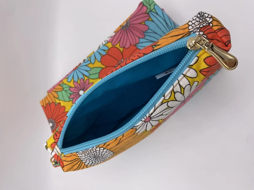 Pochette de rangement Ibiza sur fond jaune avec ganse en métal