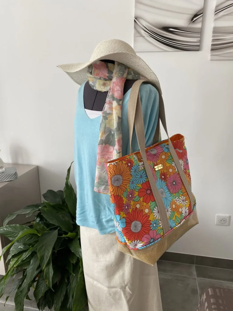 Ensemble Sac Ibiza à fleurs sur fond jaune et sa pochette assortie