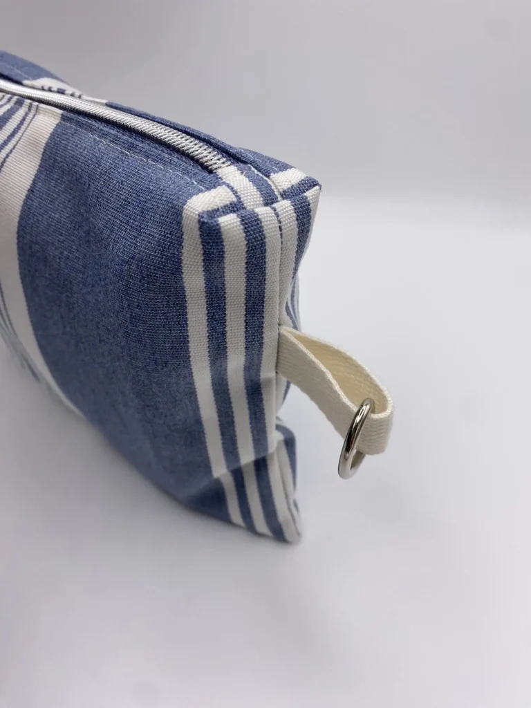 Pochette de rangement Ibiza Bleue rayée avec ganse en métal
