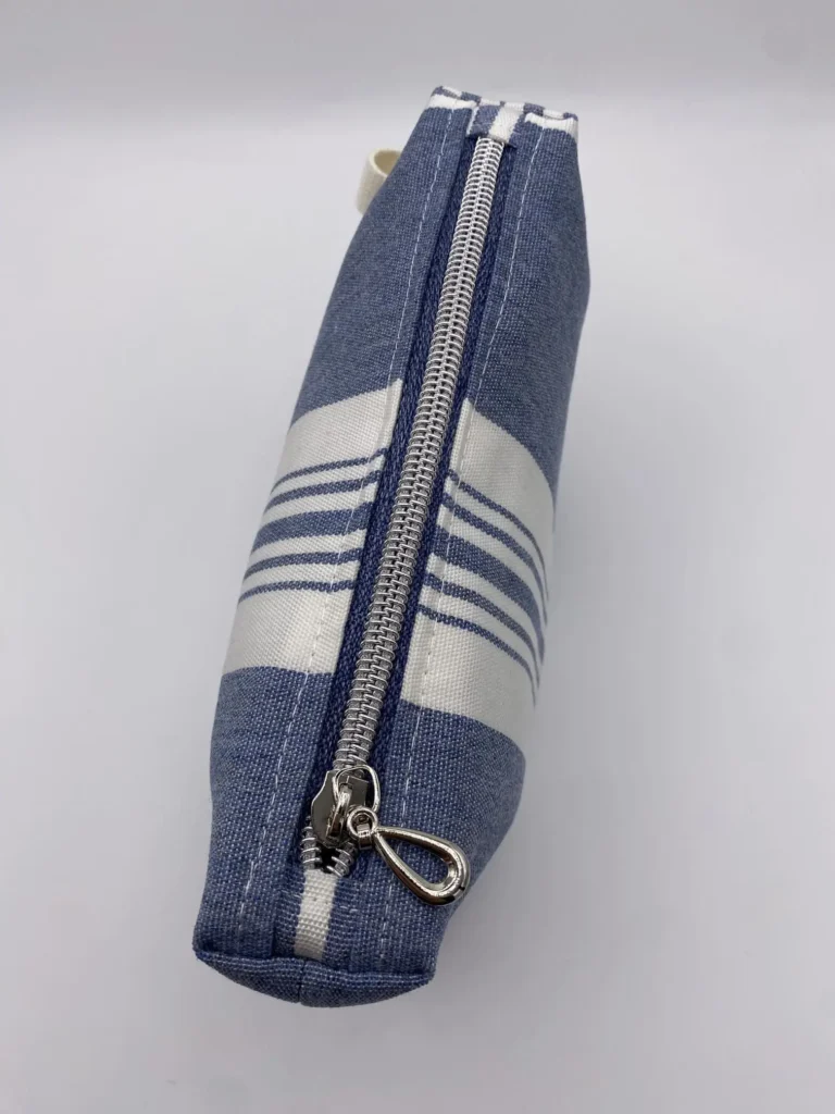 Pochette de rangement Ibiza Bleue rayée avec ganse en métal