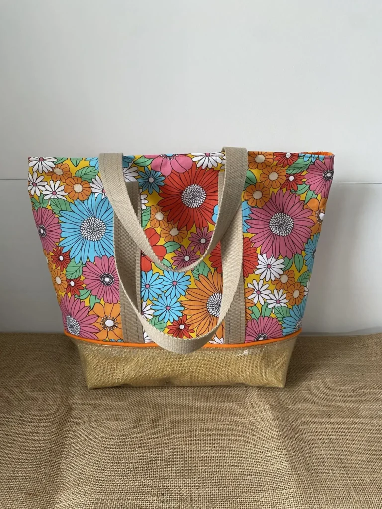 Ensemble Sac Ibiza à fleurs sur fond jaune et sa pochette assortie