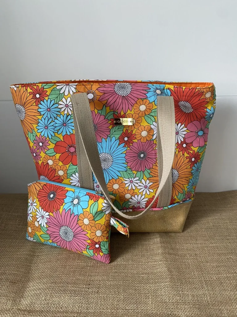 Ensemble Sac Ibiza à fleurs sur fond jaune et sa pochette assortie