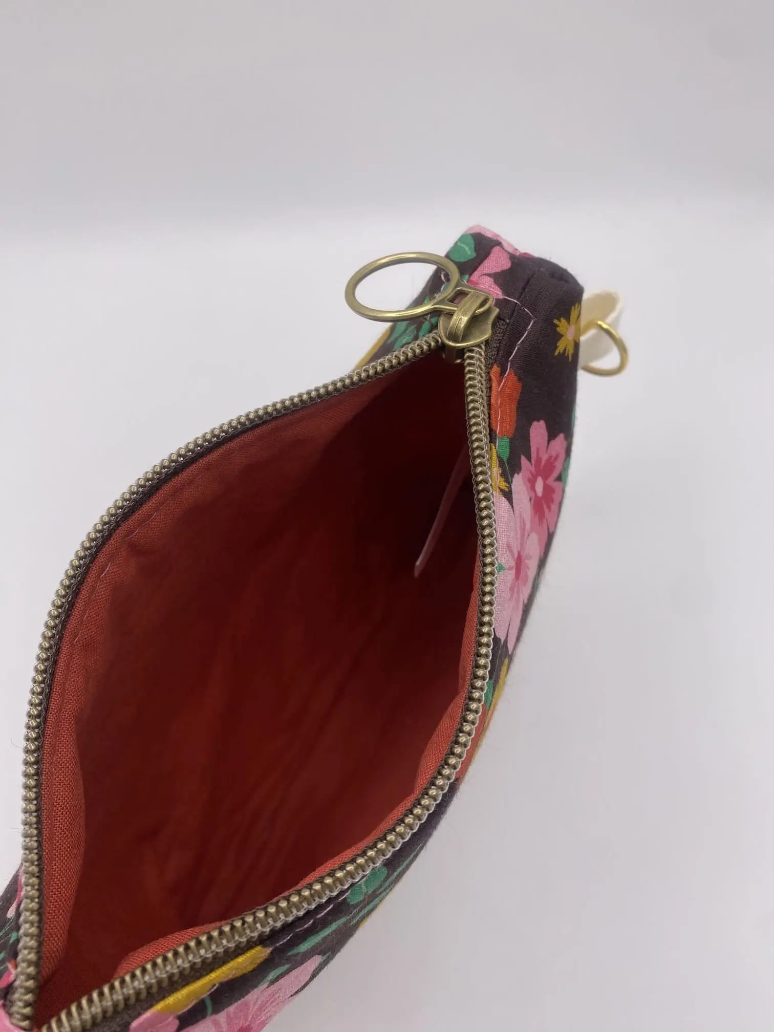 POCHETTE IBIZA ROSE SUR FOND MARRON