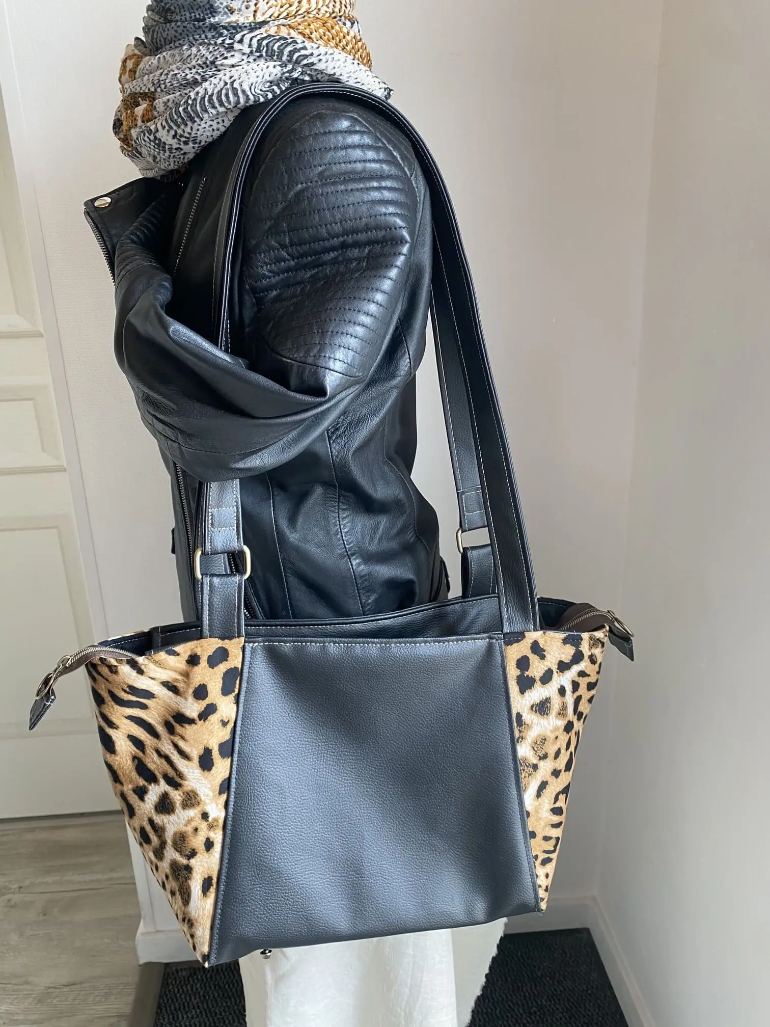 SAC ZIPPE LE GRAND CHIC SIMILI LEOPARD
