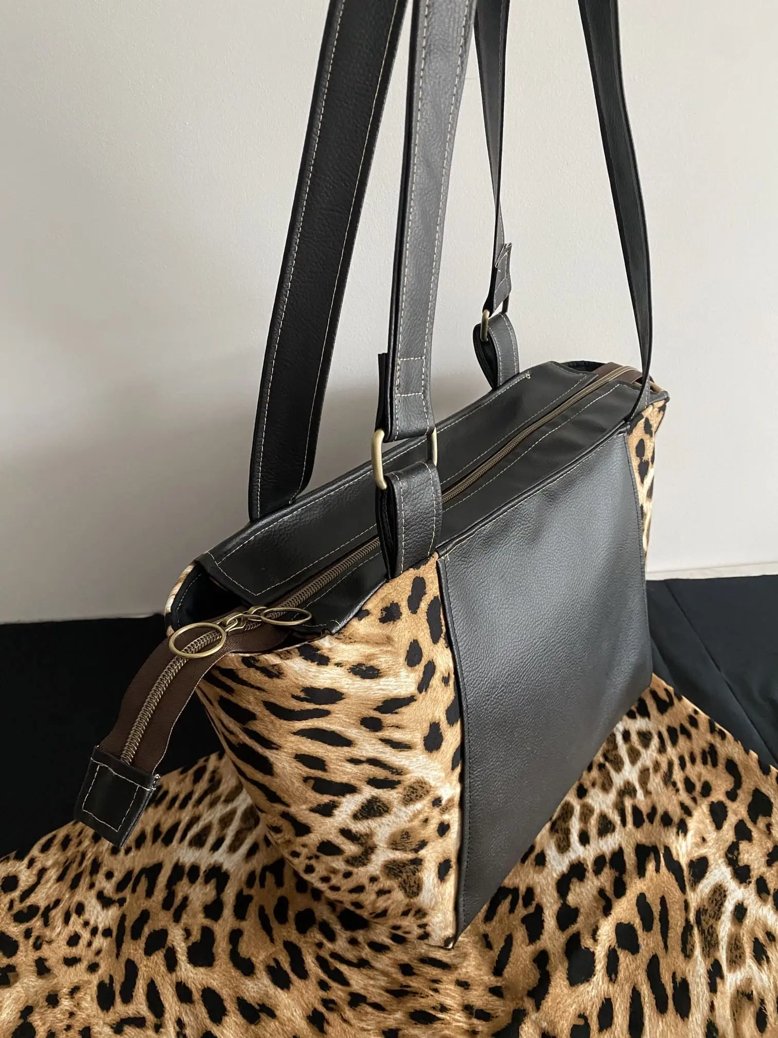 SAC ZIPPE LE GRAND CHIC SIMILI LEOPARD
