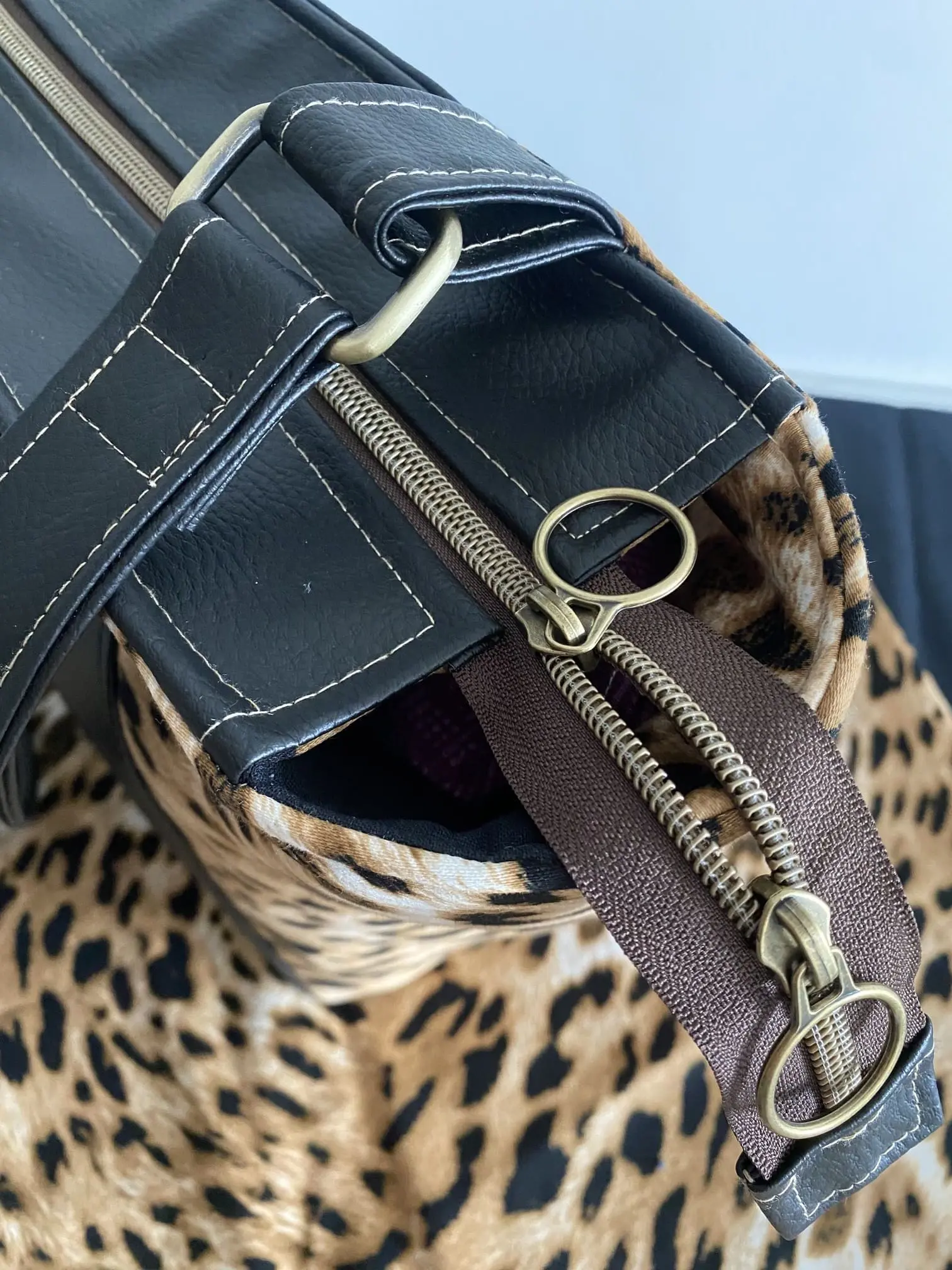SAC ZIPPE LE GRAND CHIC SIMILI LEOPARD
