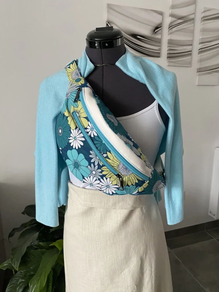 Sac Banane Modèle Marie Fleurs sur fond bleu pétrole