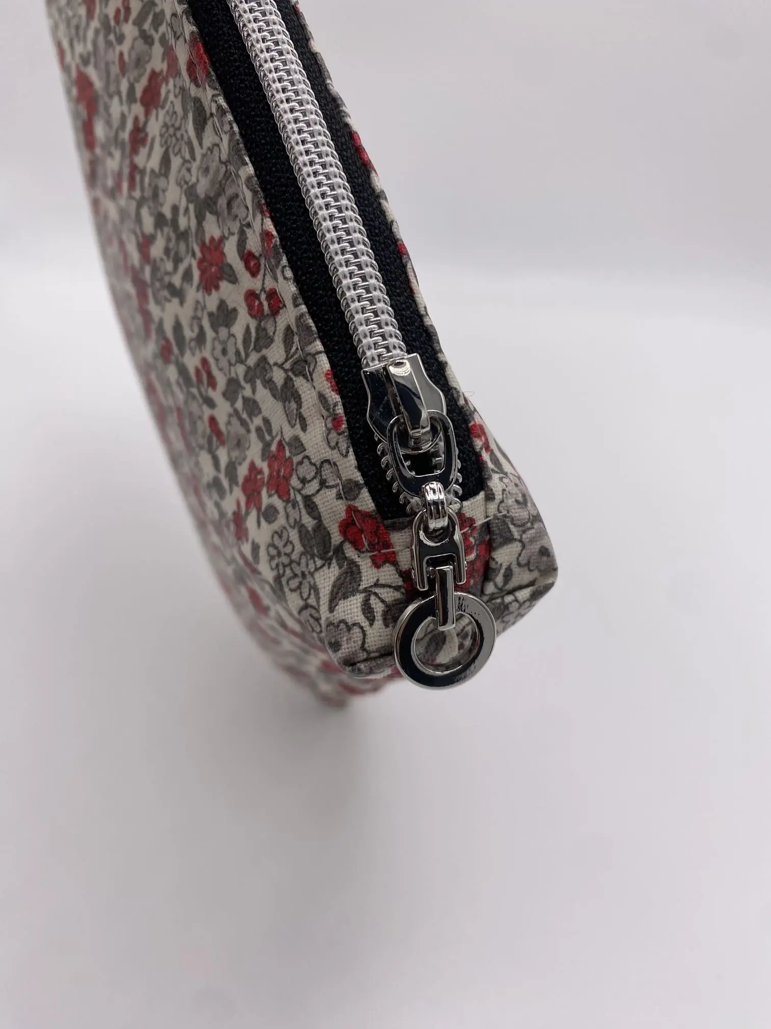 POCHETTE ENDUITE FLEURS ROUGES ET GRIS
