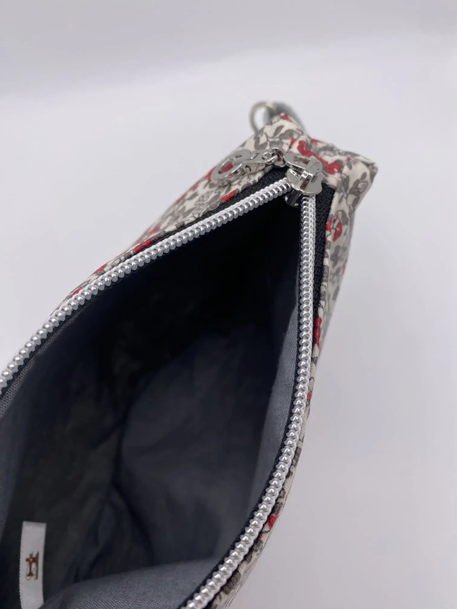 POCHETTE ENDUITE FLEURS ROUGES ET GRIS