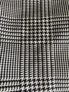 JACQUARD CARREAUX SUR FOND NOIR