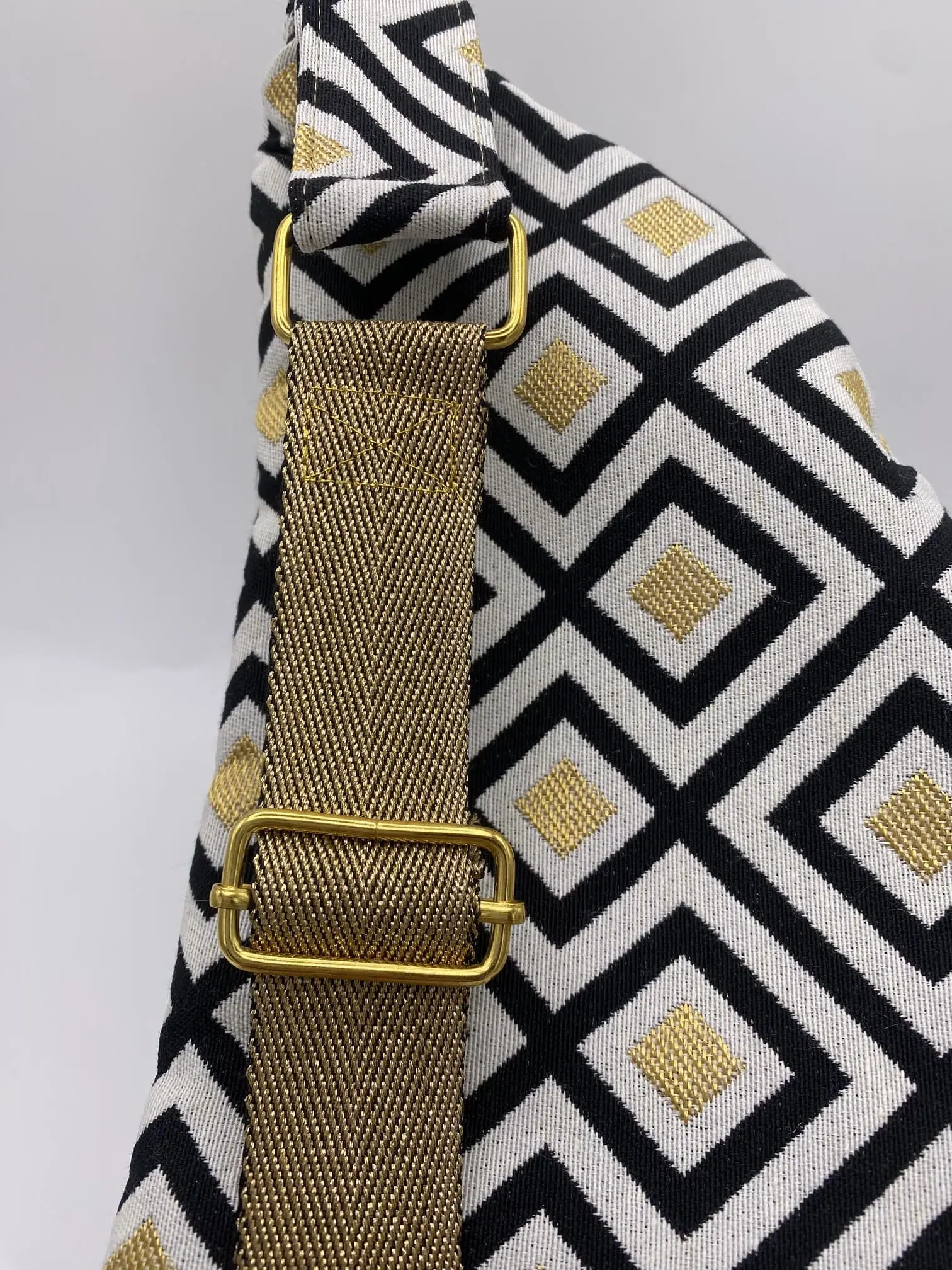 SAC BANANE JACQUARD LOSANGES NOIR ET DORE SANGLE DOREE