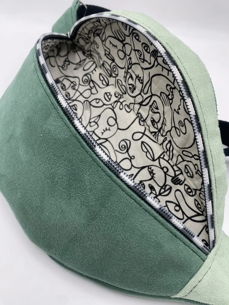BANANE SUEDINE VERT DEUX TONS DOUBLURE COTON VISAGES NOIR ET BLANC