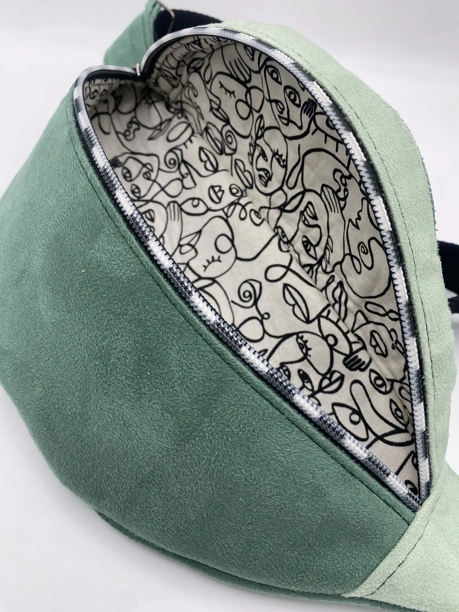 BANANE SUEDINE VERT DEUX TONS DOUBLURE COTON VISAGES NOIR ET BLANC
