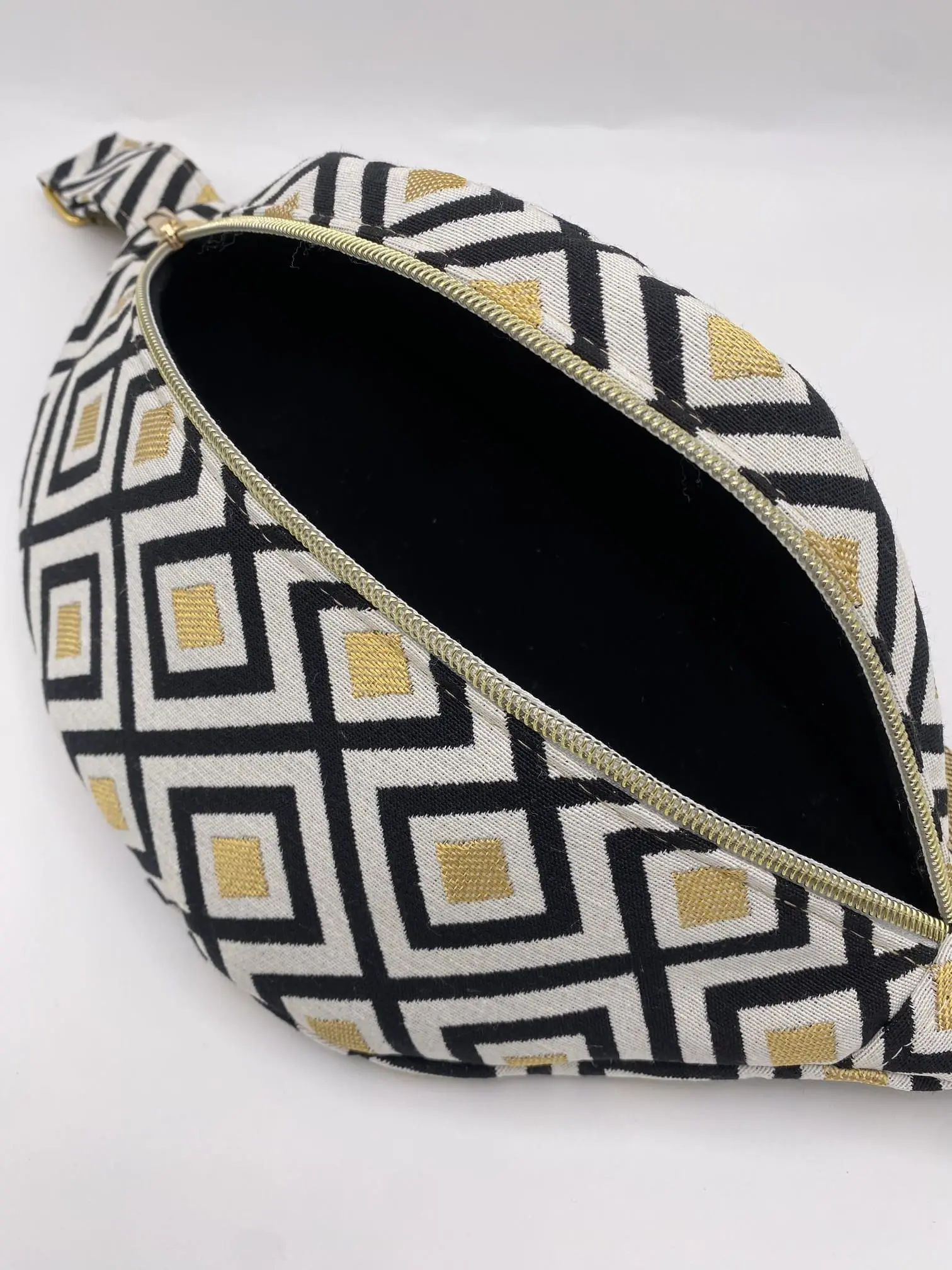 SAC BANANE JACQUARD LOSANGES NOIR ET DORE SANGLE DOREE