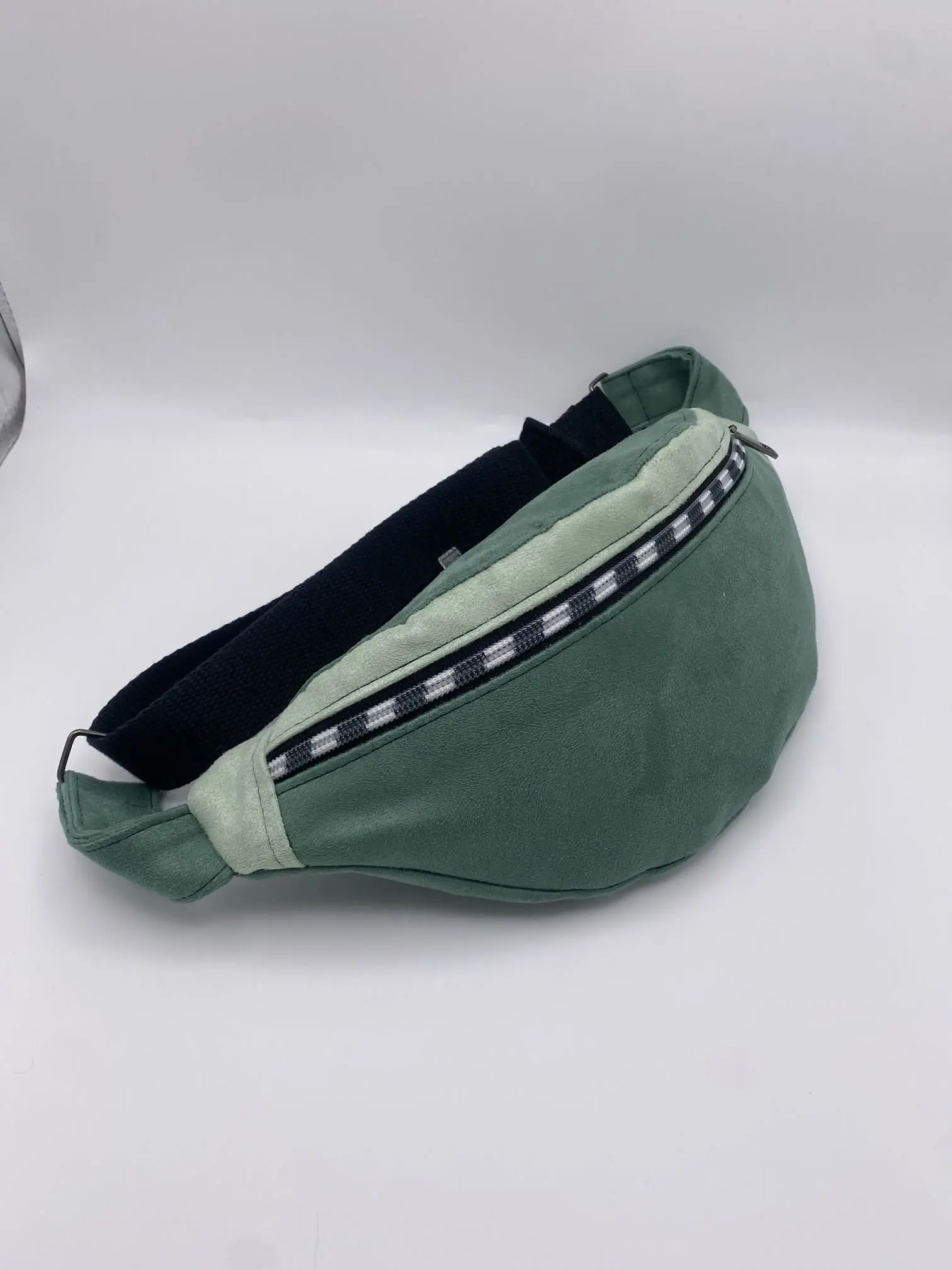 BANANE SUEDINE VERT DEUX TONS DOUBLURE COTON VISAGES NOIR ET BLANC