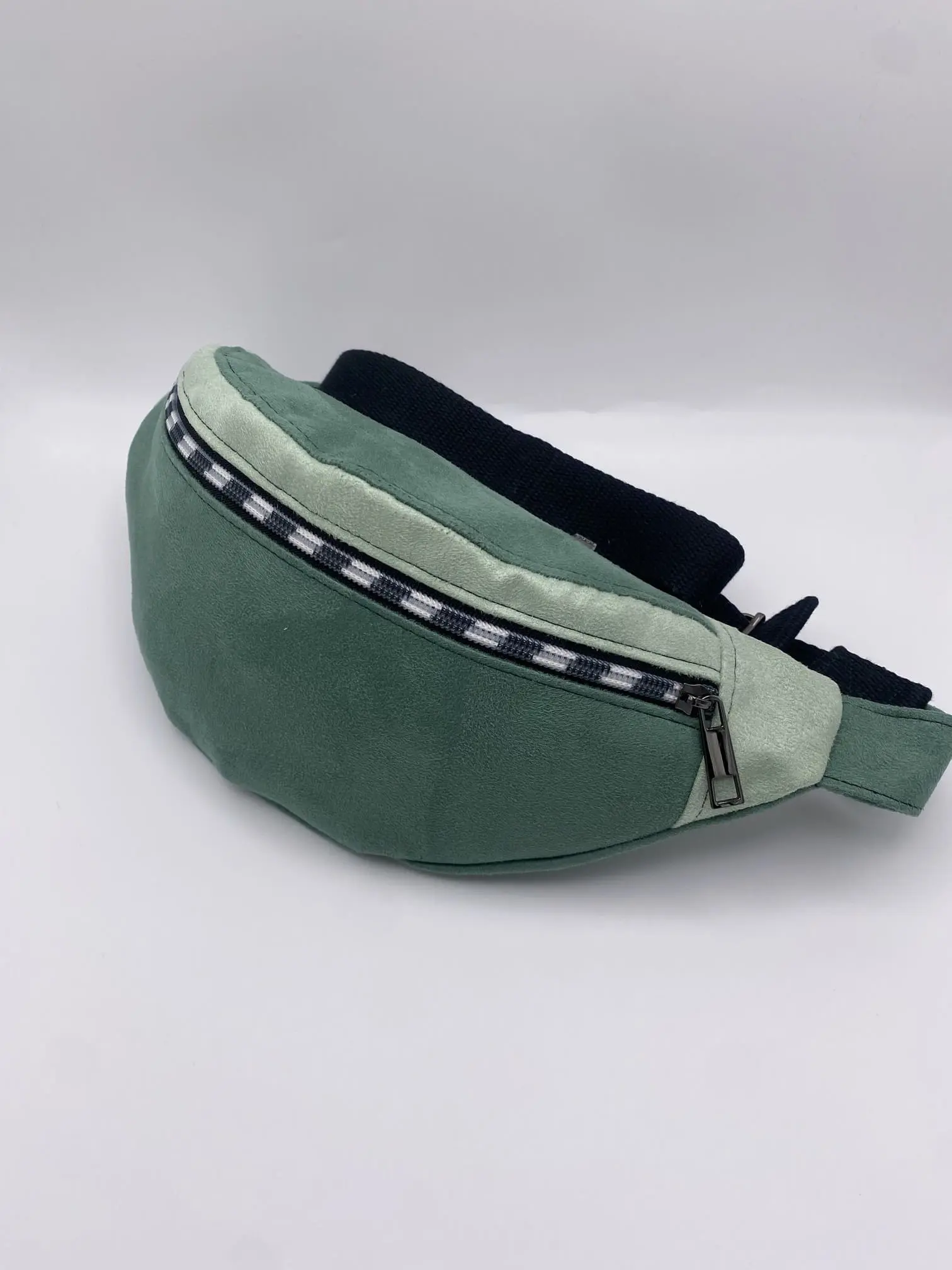 BANANE SUEDINE VERT DEUX TONS DOUBLURE COTON VISAGES NOIR ET BLANC