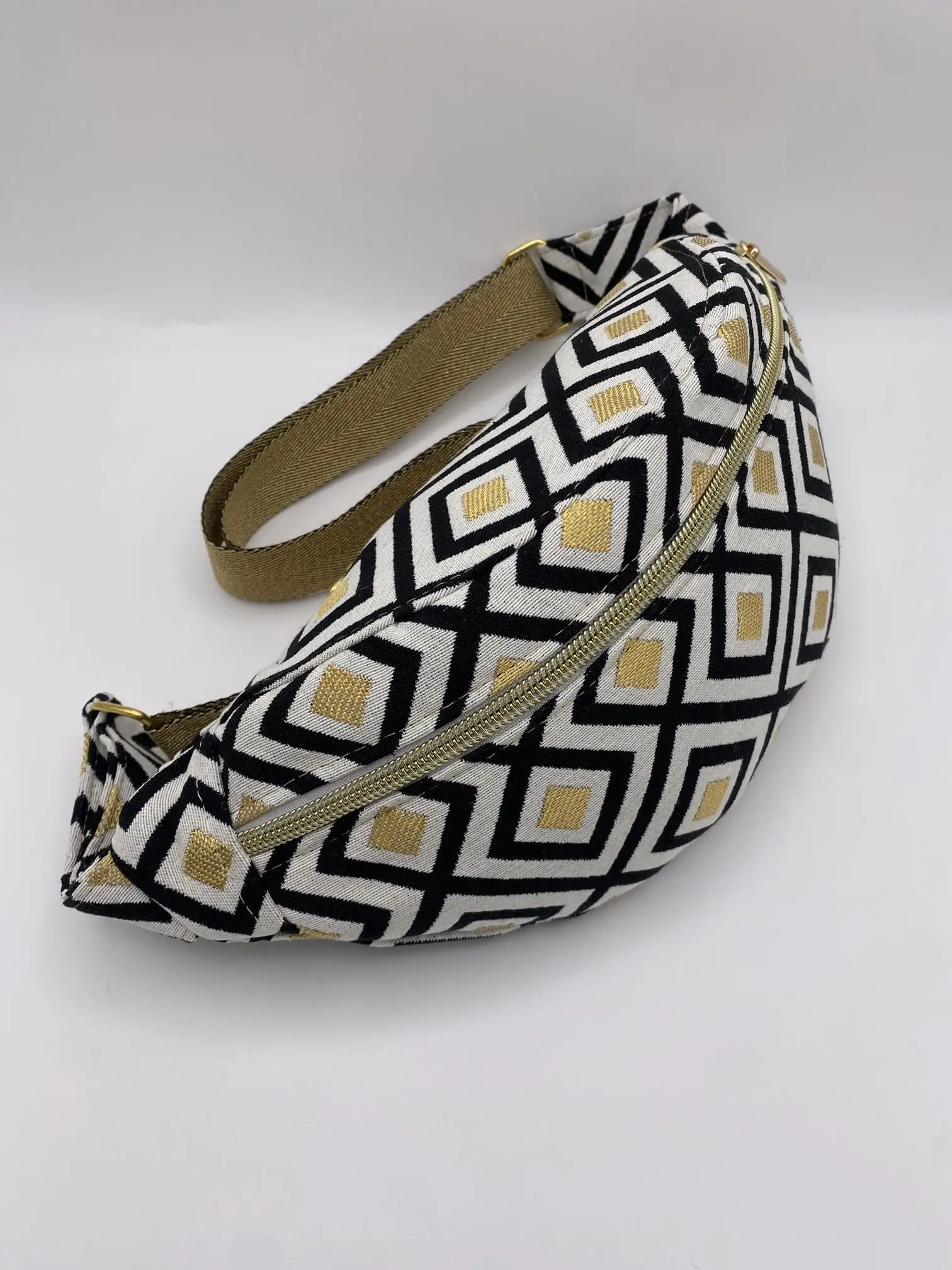 SAC BANANE JACQUARD LOSANGES NOIR ET DORE SANGLE DOREE