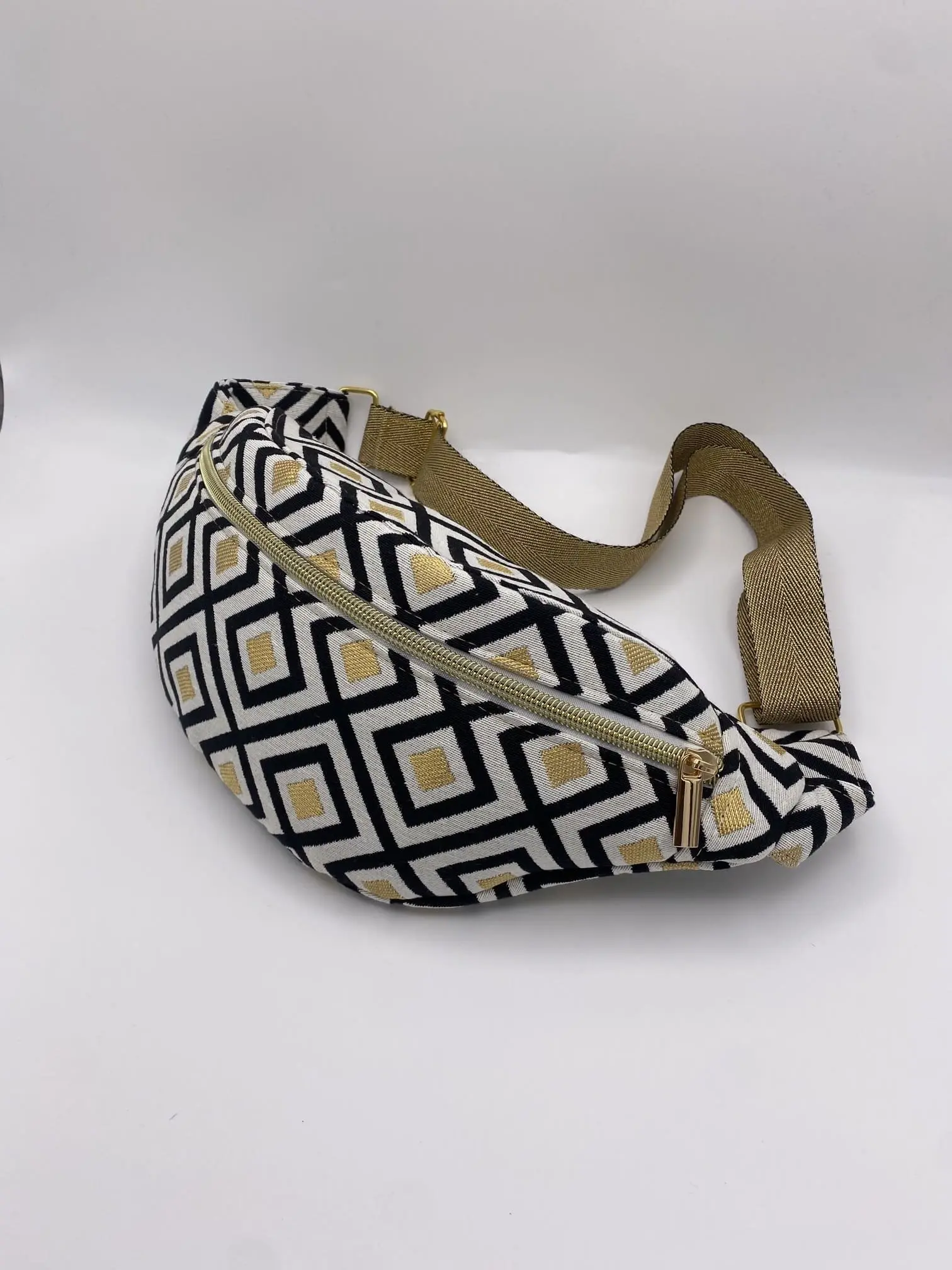 SAC BANANE JACQUARD LOSANGES NOIR ET DORE SANGLE DOREE