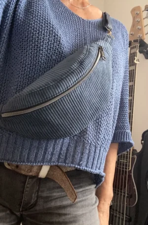 BANANE BLEU VELOURS POCHE INTERIEURE SANGLE SIMILI CUIR
