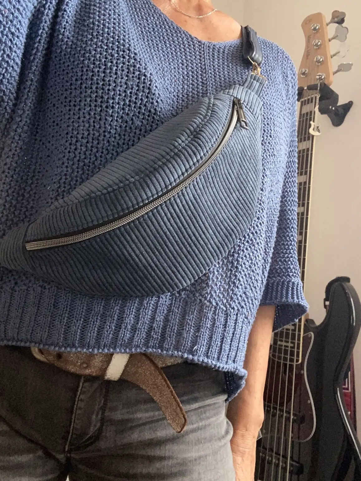 BANANE BLEU VELOURS POCHE INTERIEURE SANGLE SIMILI CUIR