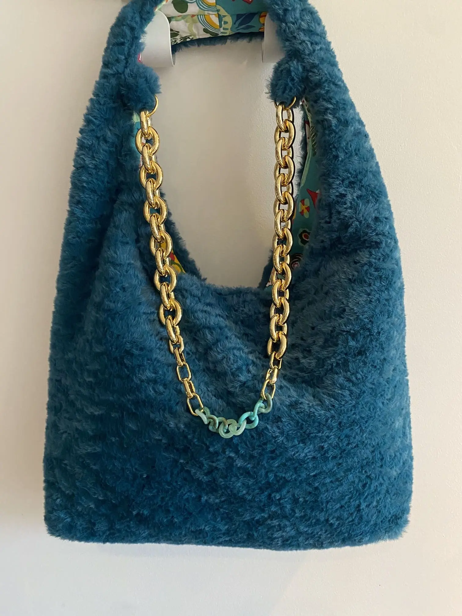 sac DEMI LUNE TURQUOISE FAUSSE FOURRURE