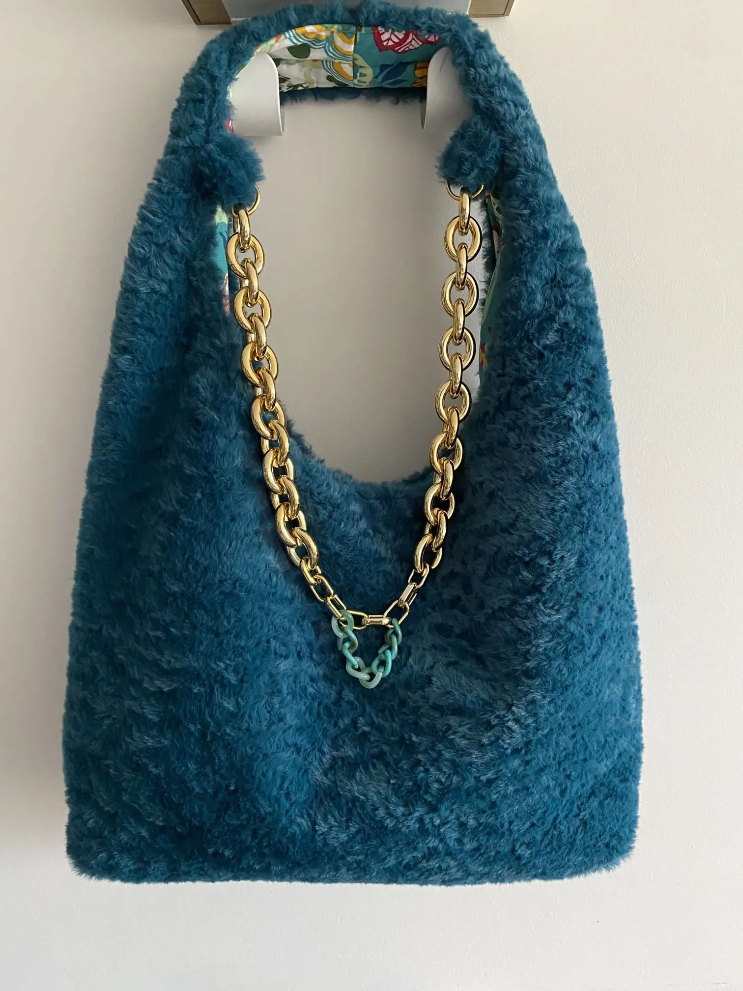 sac DEMI LUNE TURQUOISE FAUSSE FOURRURE