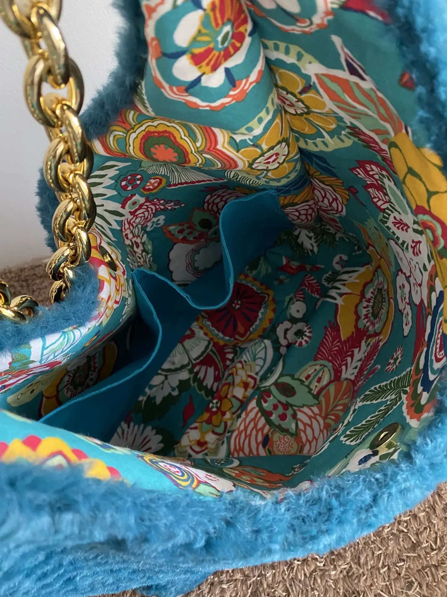 Sac Demi-lune fausse fourrure bleu turquoise – Image 4