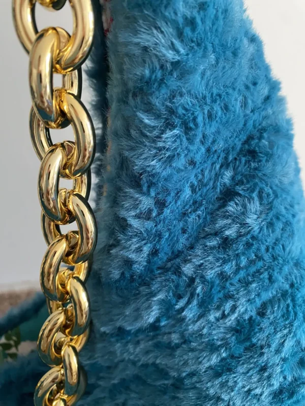 sac DEMI LUNE TURQUOISE FAUSSE FOURRURE