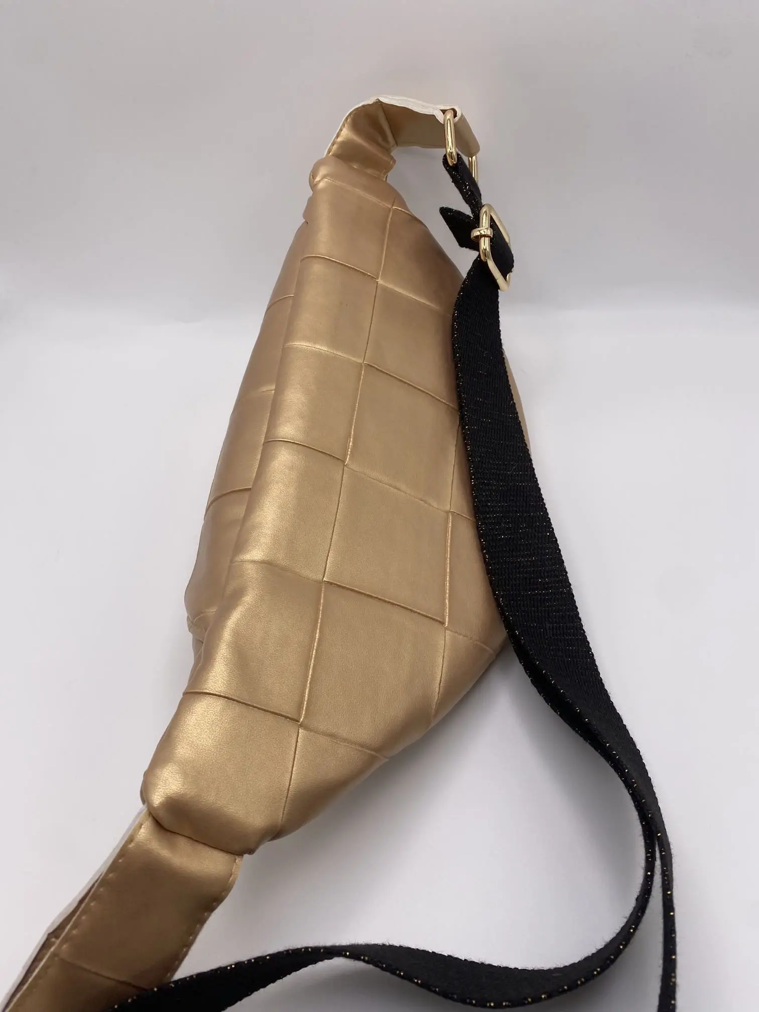 BANANE CARREE DOREE SANGLE NOIRE ET OR